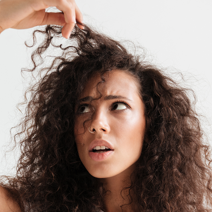 O frizz persiste porque a cutícula está aberta. O BTX fecha ela.